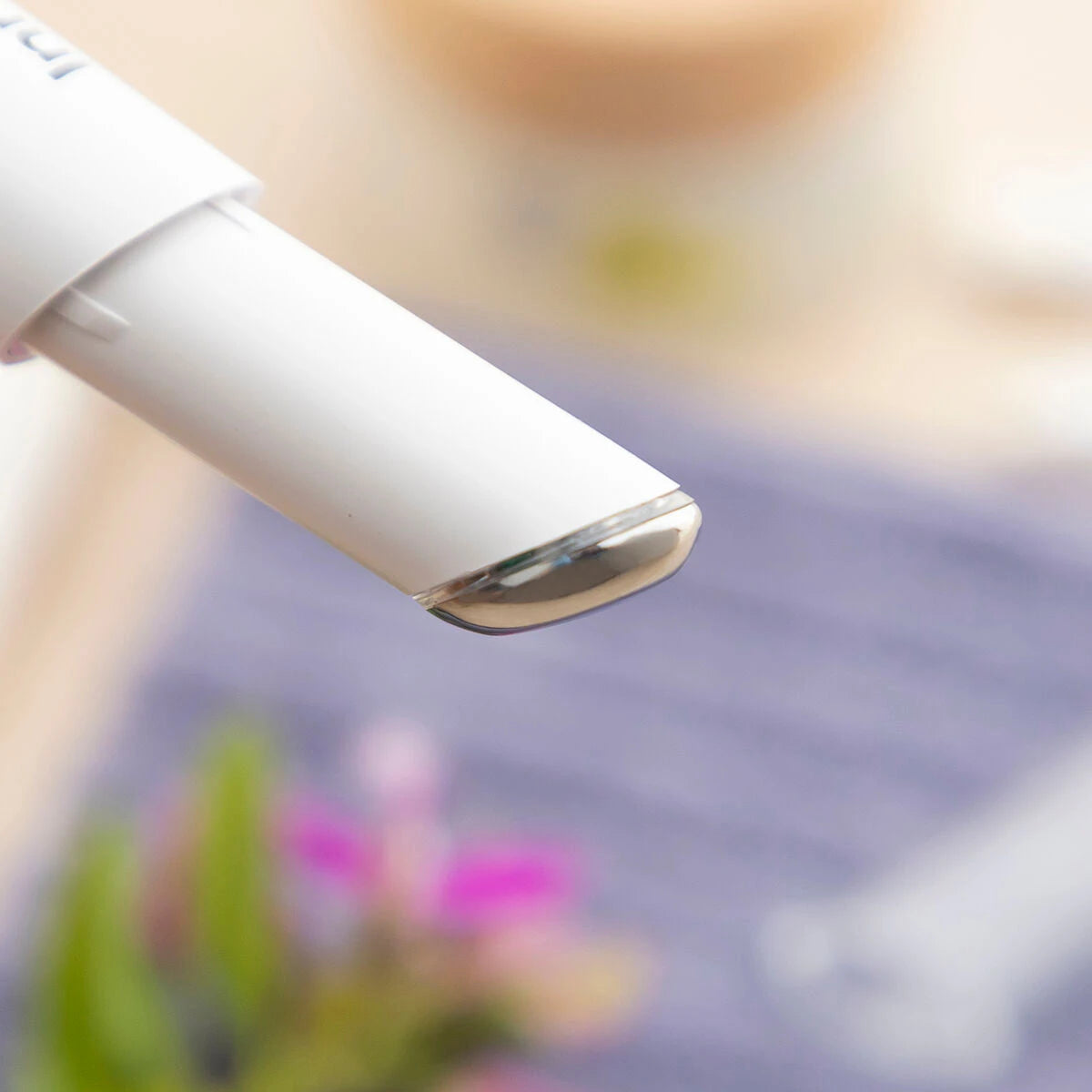Anti-ageing Eye Massager with Phototherapy, Thermotherapy and Vibration Therey InnovaGoods product packaging